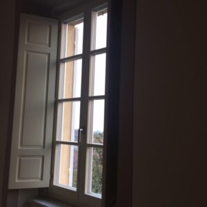finestre in legno laccato con scuretti interni03